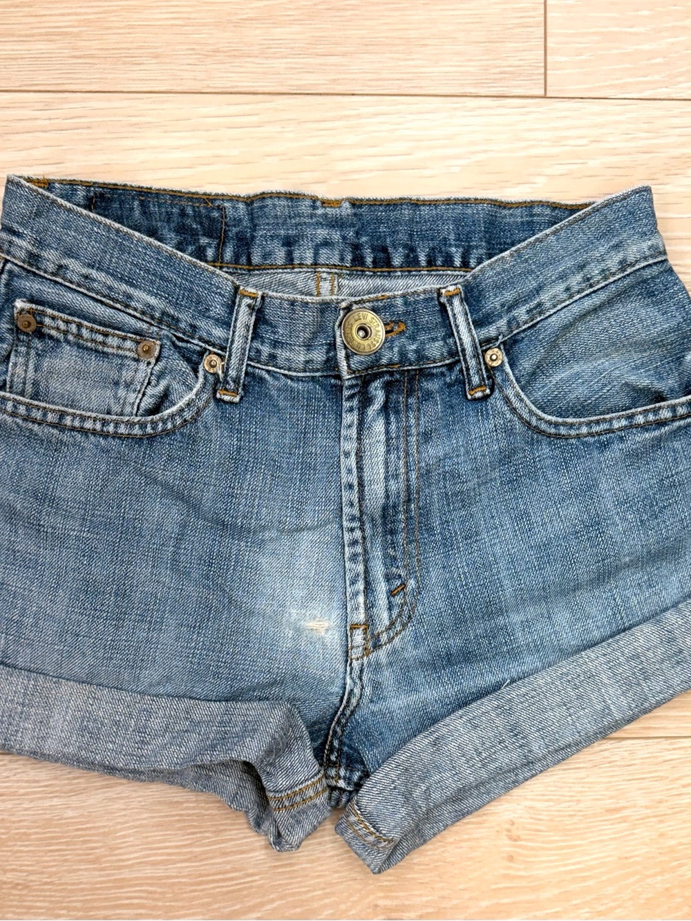Levi short shorts mid rise